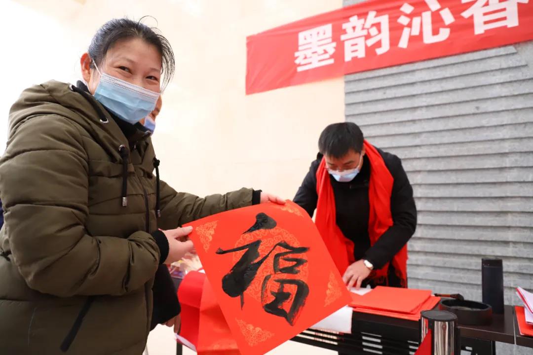 【翰墨迎春】宿遷市書(shū)法家協(xié)會(huì)書(shū)法家走進(jìn)市鐘吾醫(yī)院寫(xiě)春聯(lián)、送祝福(圖4) 【翰墨迎春】宿遷市書(shū)法家協(xié)會(huì)書(shū)法家走進(jìn)市鐘吾醫(yī)院寫(xiě)春聯(lián)、送祝福(圖4)