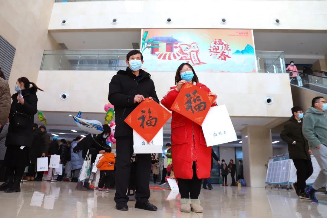 【翰墨迎春】宿遷市書(shū)法家協(xié)會(huì)書(shū)法家走進(jìn)市鐘吾醫(yī)院寫(xiě)春聯(lián)、送祝福(圖5) 【翰墨迎春】宿遷市書(shū)法家協(xié)會(huì)書(shū)法家走進(jìn)市鐘吾醫(yī)院寫(xiě)春聯(lián)、送祝福(圖5)