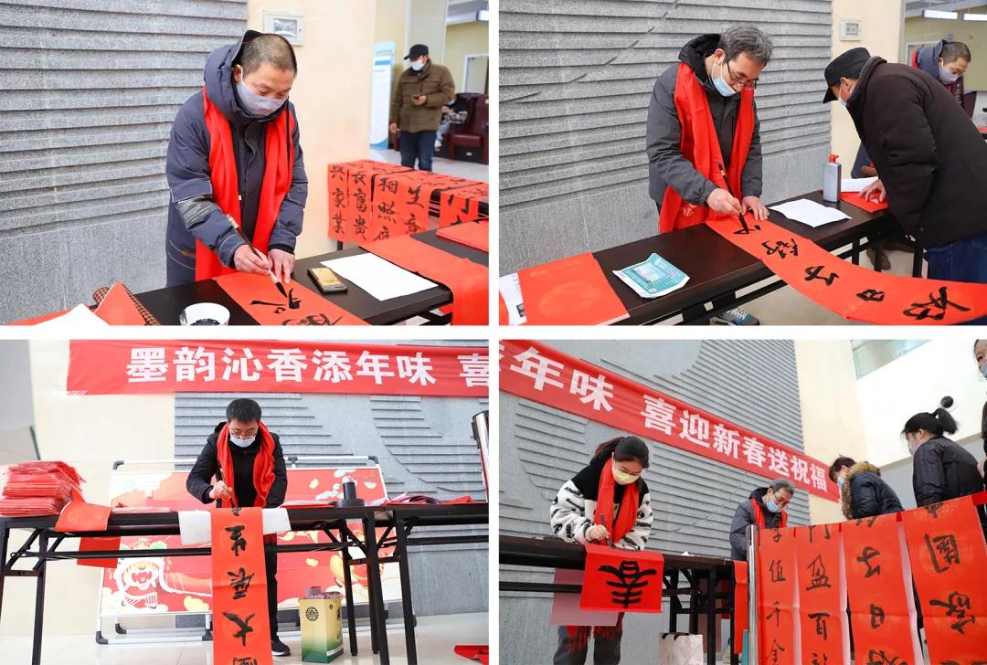 【翰墨迎春】宿遷市書(shū)法家協(xié)會(huì)書(shū)法家走進(jìn)市鐘吾醫(yī)院寫(xiě)春聯(lián)、送祝福(圖2) 【翰墨迎春】宿遷市書(shū)法家協(xié)會(huì)書(shū)法家走進(jìn)市鐘吾醫(yī)院寫(xiě)春聯(lián)、送祝福(圖2)